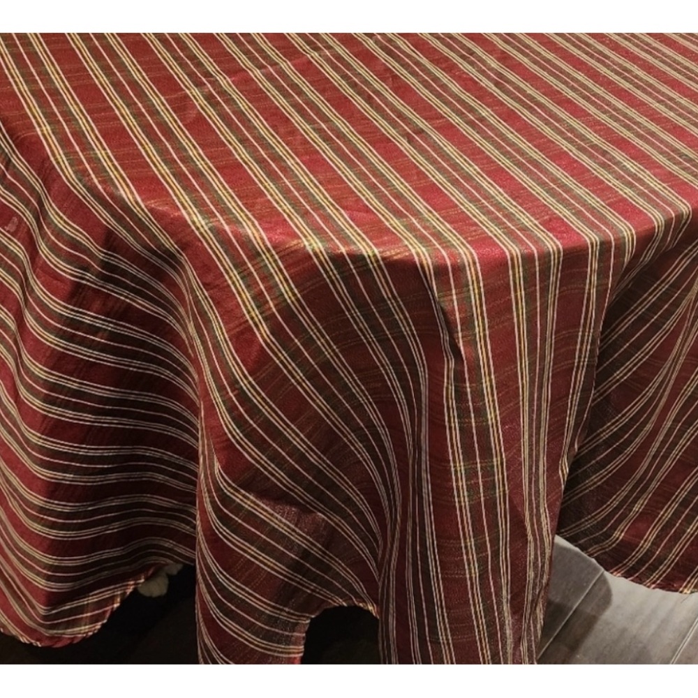 Christmas plaid round 70" table cloth . Great for decor...very festive - Picture 6 of 7